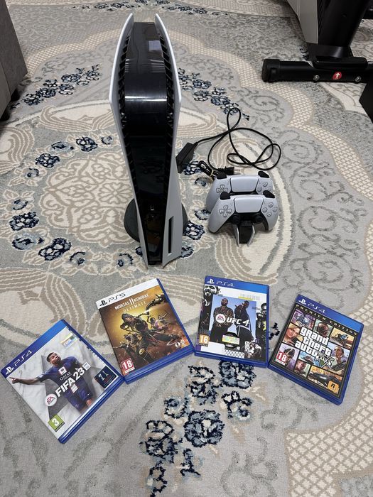 playstation 5 + 2 контроллера + 4 игры