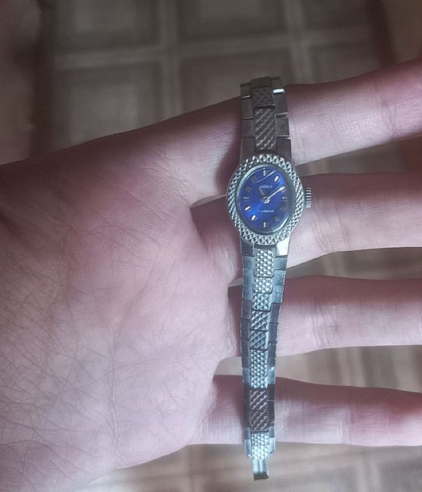 Продаются женские часы