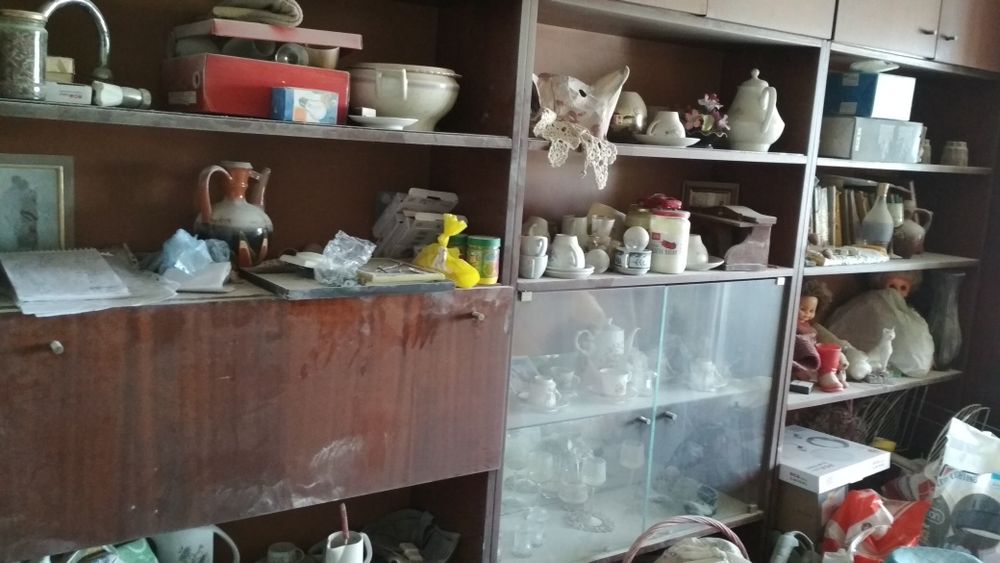 Секция за хол с шкафове и гардероб, диван и фотьойли