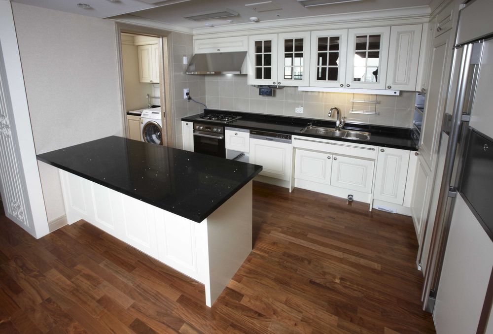 Столешница из кварца и акрила (искусственный камень) на кухню