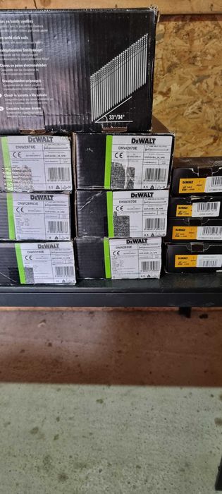 Vind scule marca dewalt noi  și folosite info la telefon