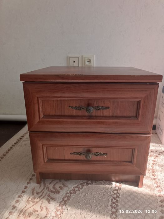 Продам Ковёр 2х4 и тумбочку