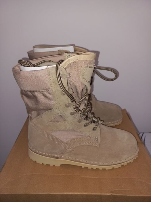 Vând bocanci militari negri și bej