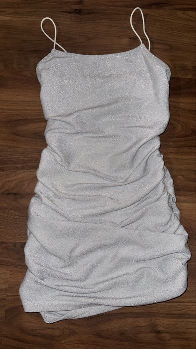 Сиво-бяла рокля с блестящи частици