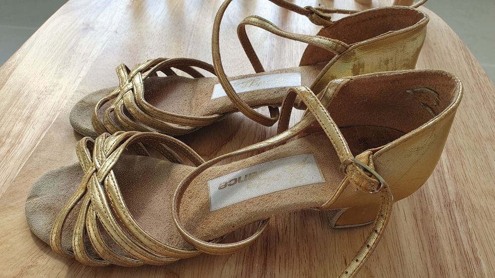 Продам спортивно- бальные туфли  для мальчика и девочки