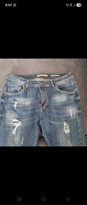 Blugi albastri moderni