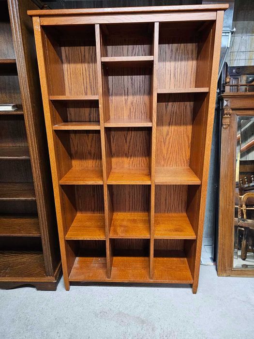 Библиотеки с регуриране на рафтовете изработени изцяло от масив