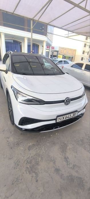 Holati zur qarab haydalgan mashina