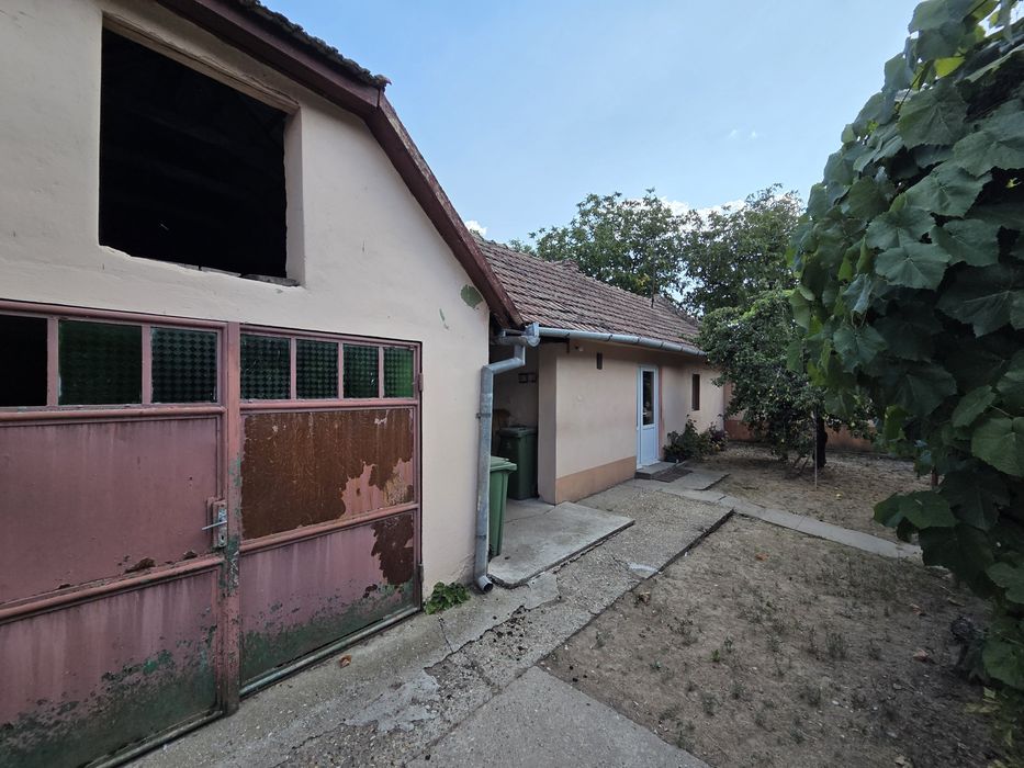 Vând casă in comuna Pădureni, 17 km de Timișoara. Citește cu atenție anunțul.