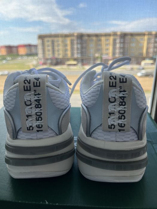 Продам кроссовки новые