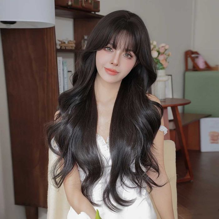 Натурално тъмно кафява чуплива перука на пластове с бретон