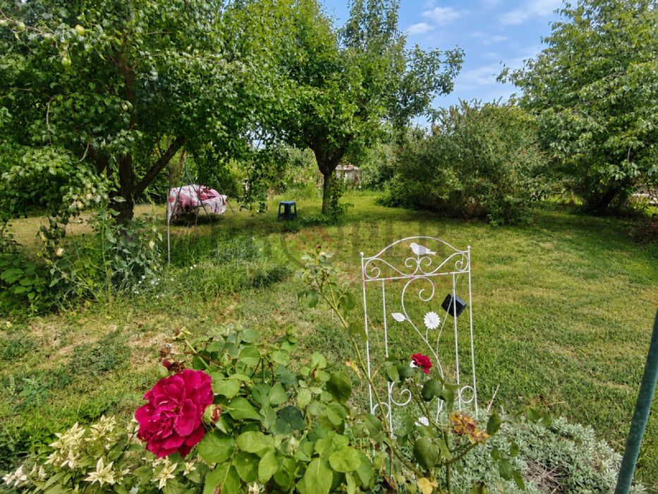 Продажба Къща гр. Велико Търново - с. Хотница 130m² и двор 1670m²