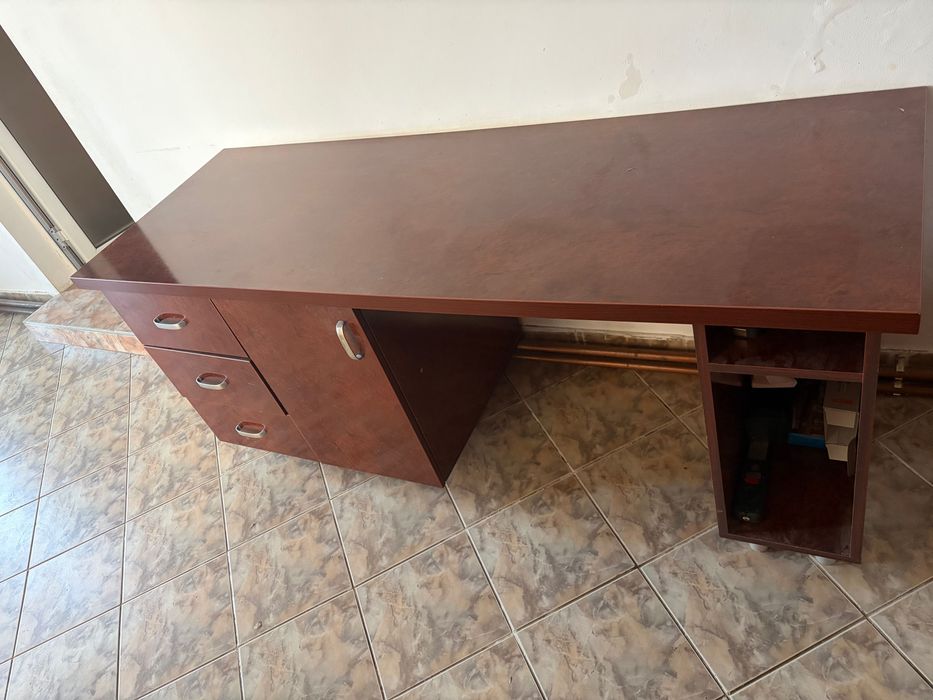 Vând mobilier făcut la comanda in stare buna.