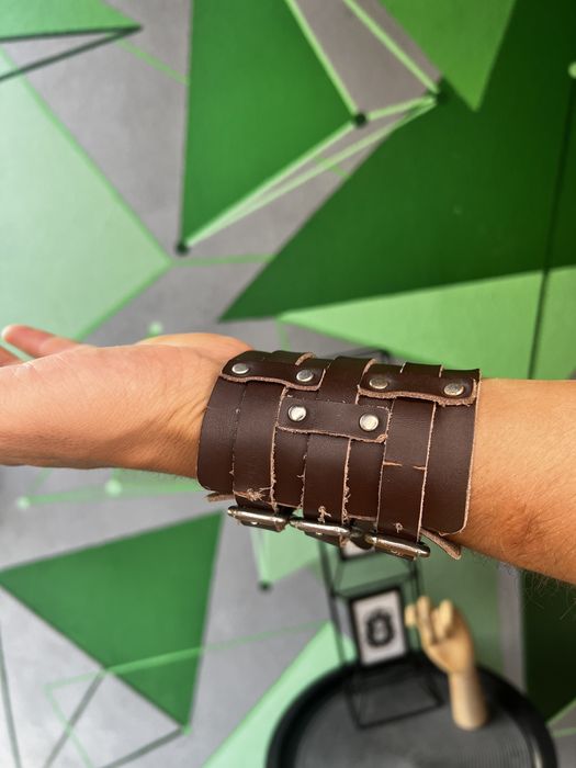 Brățara din piele maro