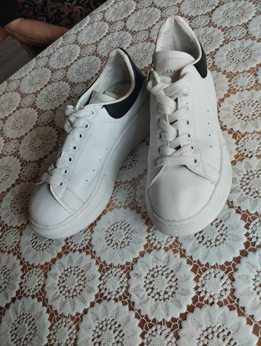 Маркови маратонки Levi, Alexander McQueen, Moschino