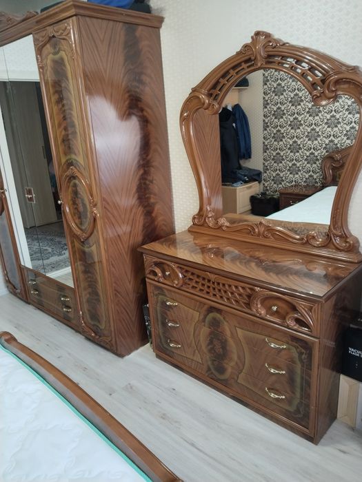 Продам спальный гарнитур 200000