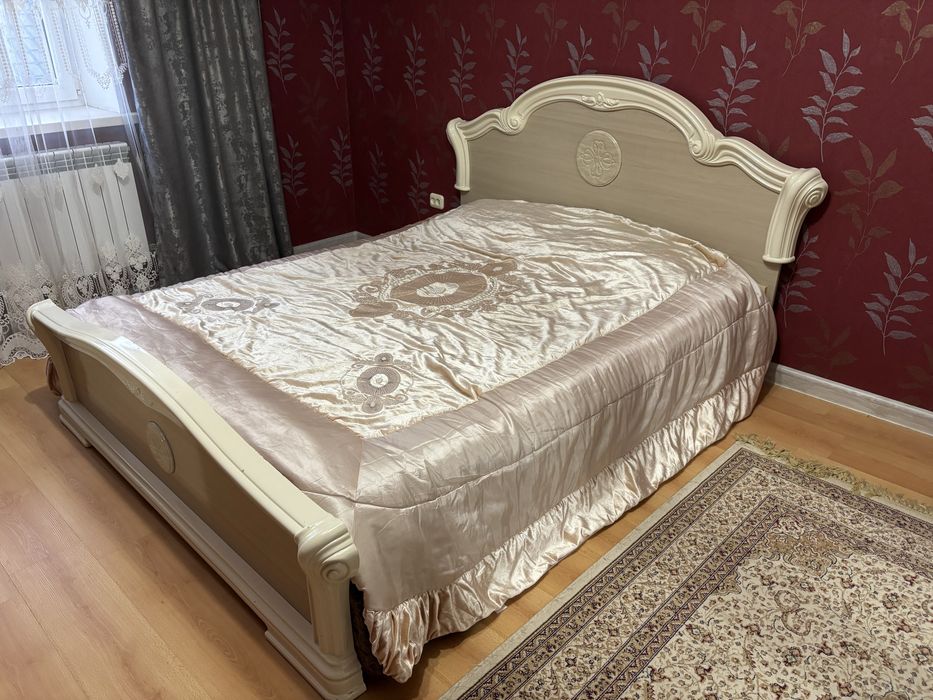 Двуспальная кровать с комодом и зеркалом
