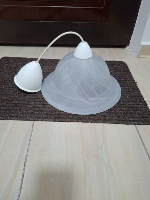 Lampa suspendabila cu abajur din sticla