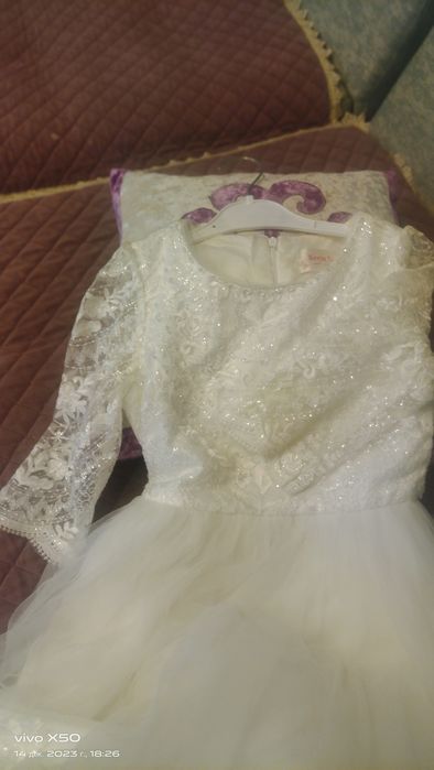 Белая пышная платье