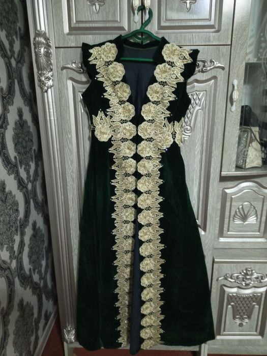 Ansambl toʻq yashil 46 48 razmerlaga tushadi faqat 1 marotaba kiyilgan