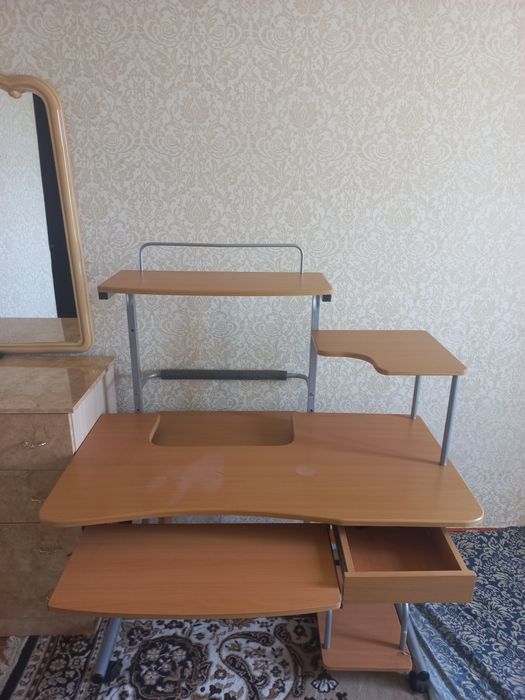 Компьютерный стол.