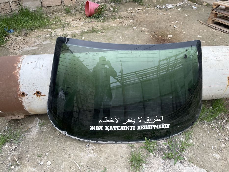 Задний стекло на w210 mercedes