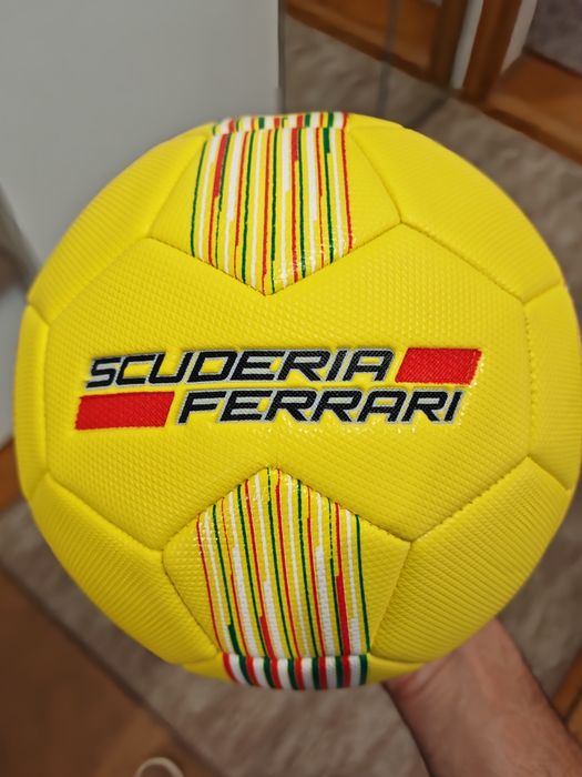 Vând minge fotbal mărimea 5 - Scuderia Ferrari