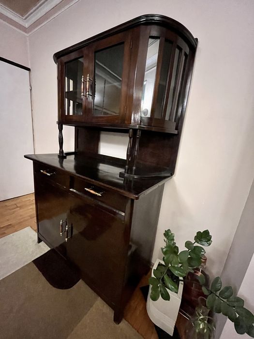 Старинен бюфет + часовник подарък