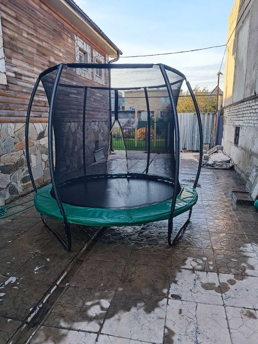 Батут с защитной сеткой