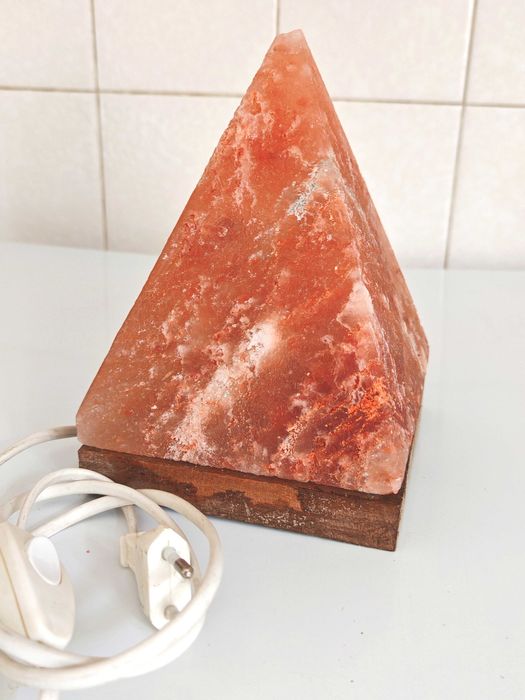 Изключително Красива Старинна Настолна Лампа Пирамида Хималайска Сол