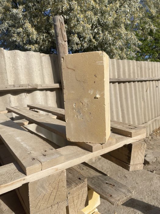 Кирпич желтый срочно продам