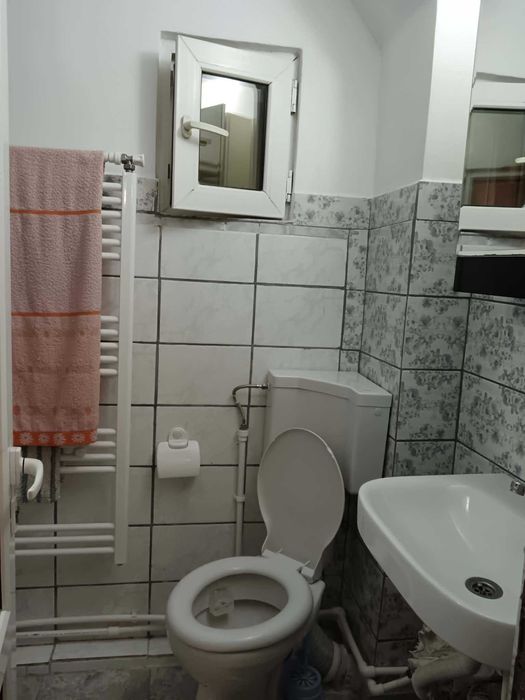 vanzare apartament decomandat cu doua camere, etajul trei