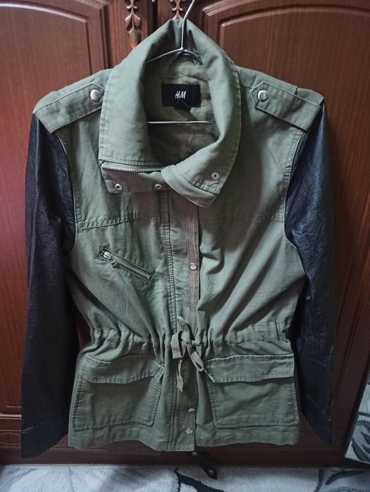 Женская красивая куртка