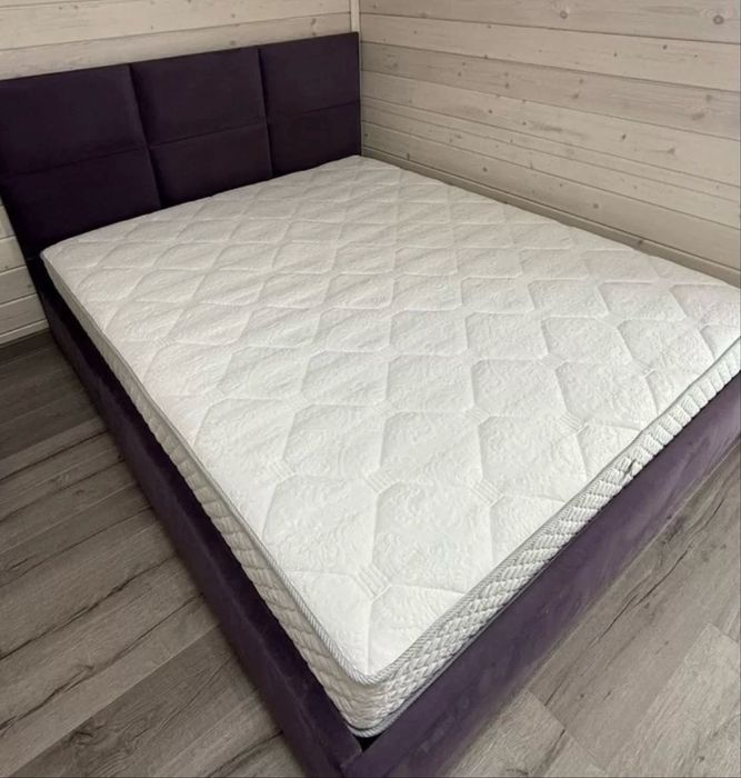 Двуспальная кровать с матрасом