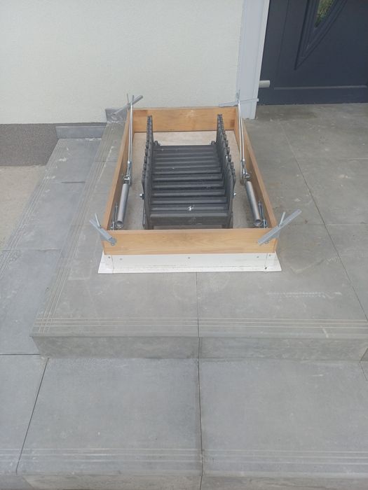Vând scara pantograf pod