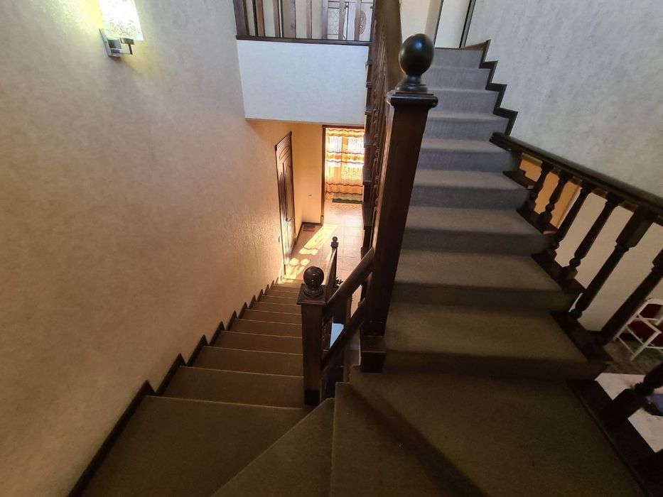 Продам новый 2 этажный, 3-х уровневый дом по улице