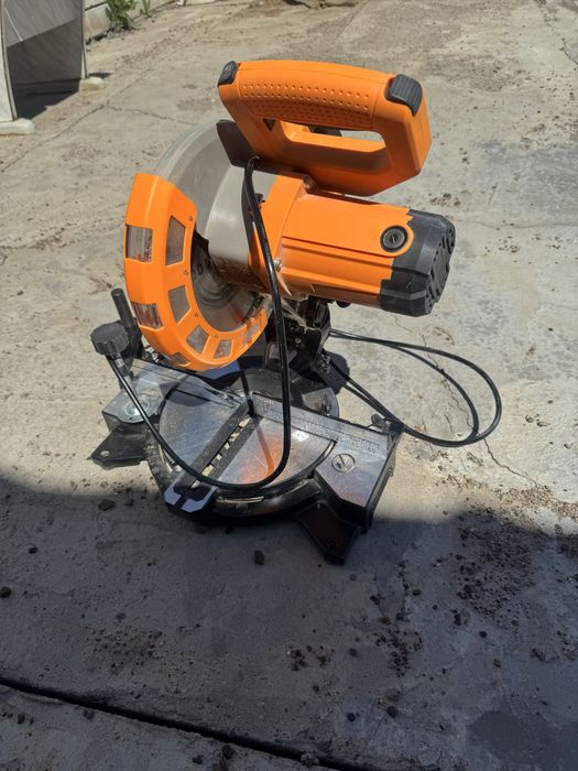 Продается торцовочная  пила