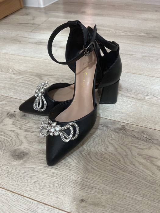 Черный туфли на каблуке с бантом