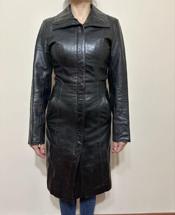 Дълго  дамско кожено манто.