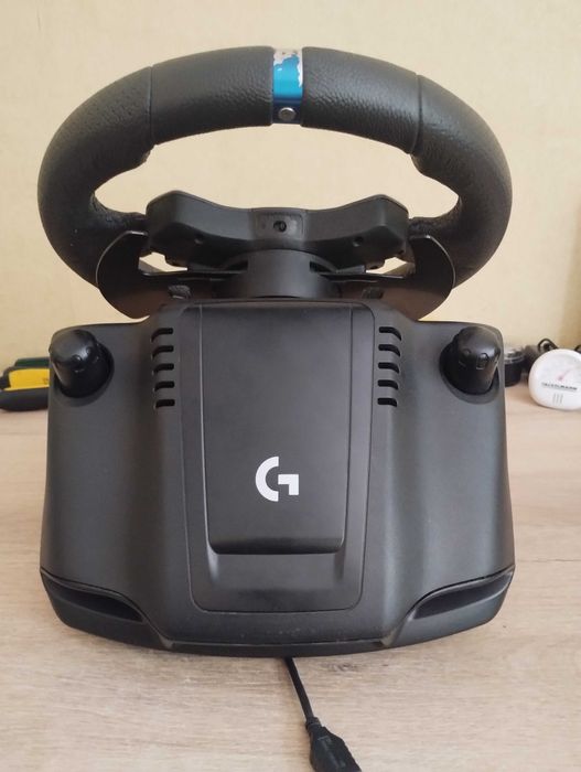 Волан Logitech G923 със скоростен лост и педали