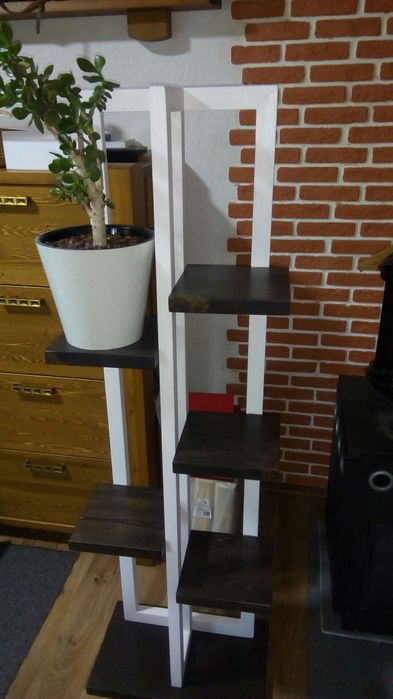 Напольная подставка для цветов.