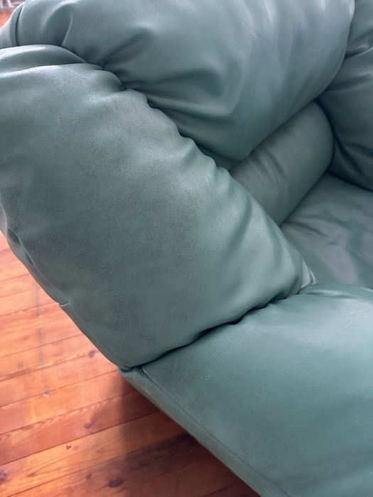 Зелени кожени дивани