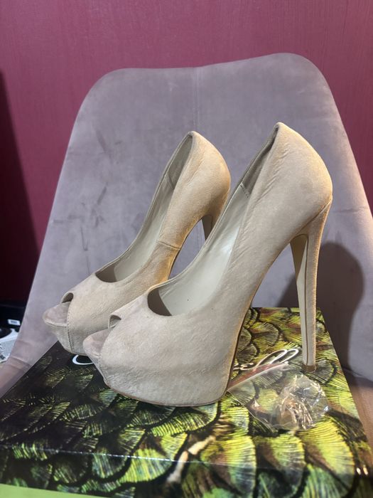 Високи токчета бежови