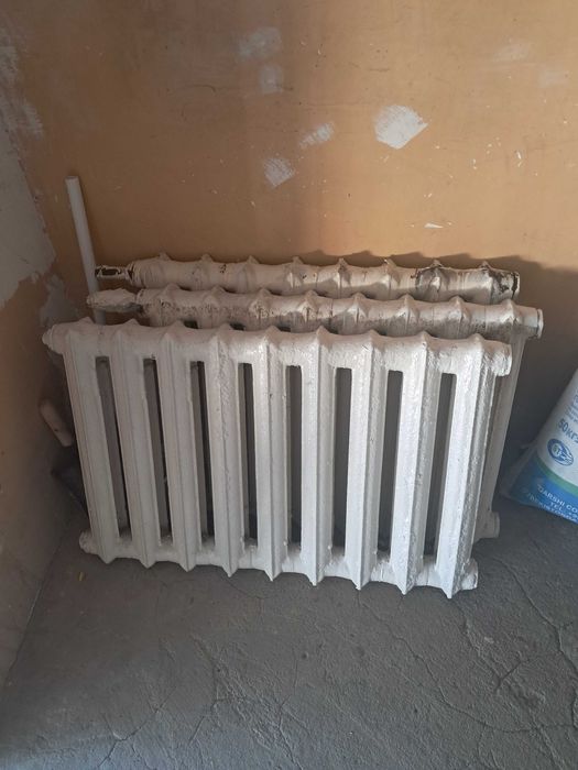 Chugunniy radiator sotiladi.