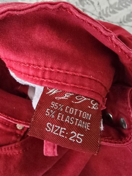 Червени панталони, дънки