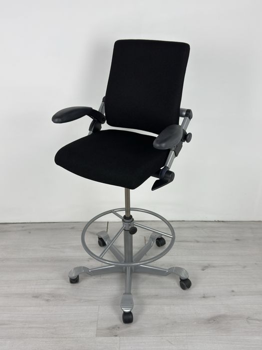 Въртящ се офис стол HAG, с черен плат Алуминийева звезда обзавеждане