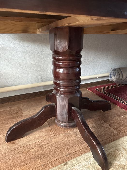 Гостевой стол в хорошем состояний