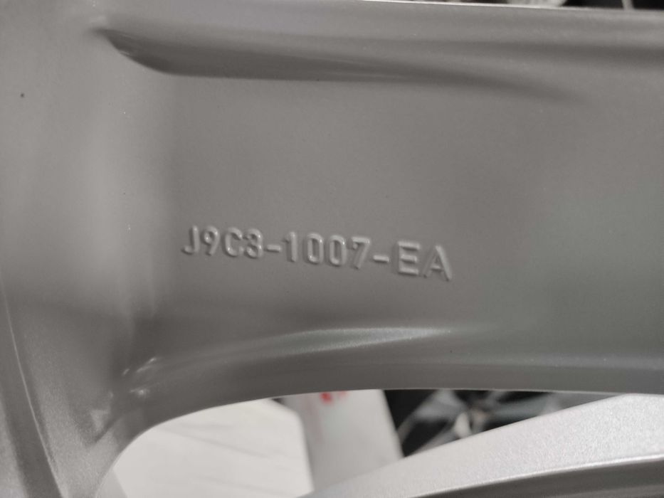 Нови оригинални джанти 19цола 5 108 с нови зимни гуми за Jaguar E-Pace