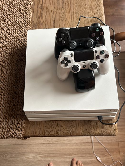 PlayStation 4 Pro + 10 jocuri + 2 controllere – stare foarte bună