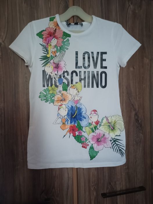 Moschino лот от тениски почти нови,разделям се с тях защото са ми малки